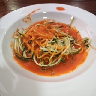 Espaguetis de calabacín con mojo rojo